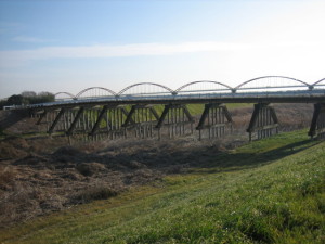 荒川の大芦橋近くにかかる吉見橋