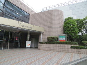 会議場がある建物の前(20170618)